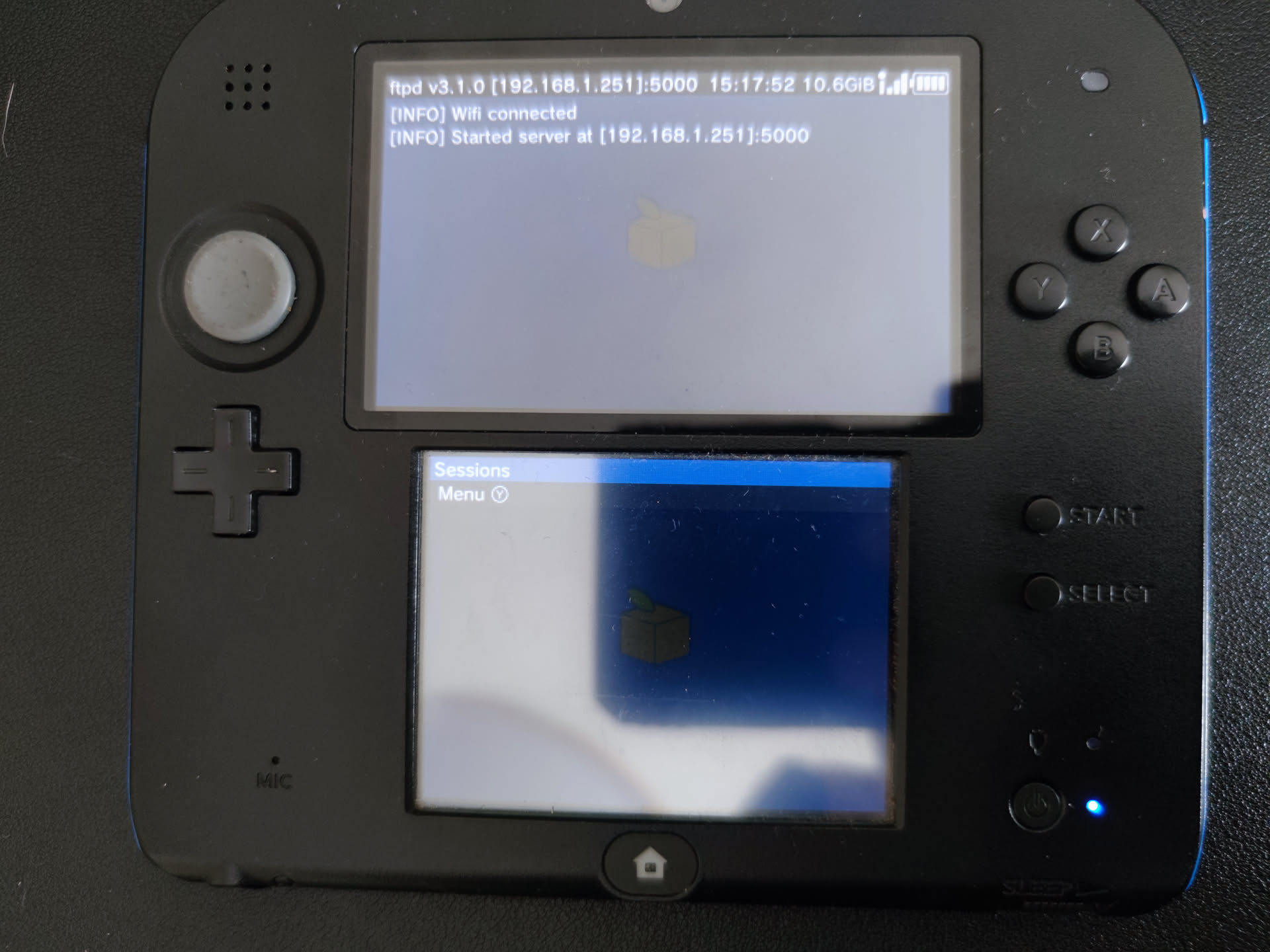 Fotografía de una Nintendo 2DS ejecutando FTPD
